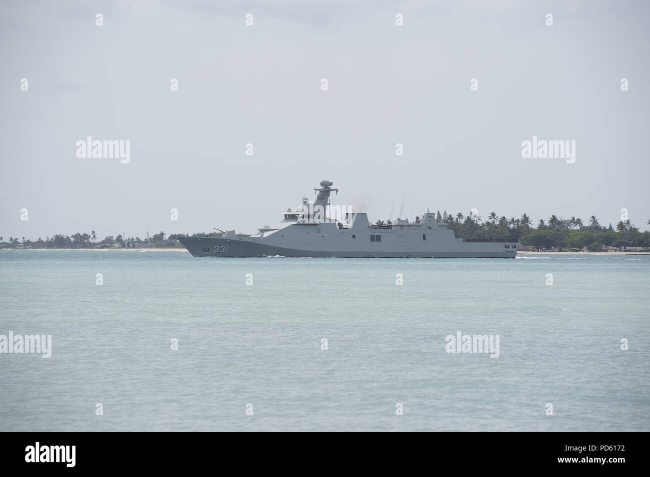 180710-N-TZ020-0037 PEARL HARBOR (10 luglio 2018) La Repubblica di Indonesia Navy guidato-missile frigate KRI Martadinata (FF-331) si diparte Base comune Harbor-Hickam perla per iniziare la fase di mare del cerchio del Pacifico (RIMPAC) Esercizio, 10 luglio, 10 luglio, 2018. Venticinque nazioni, 46 navi, cinque sommergibili, circa 200 aerei, e 25.000 personale partecipano RIMPAC dal 27 giugno al 2 agosto in e intorno alle Isole Hawaii e la California del Sud. Il più grande del mondo marittimo internazionale esercitazione RIMPAC offre una singolare opportunità di formazione promuovendo e sostenendo coopera Foto Stock