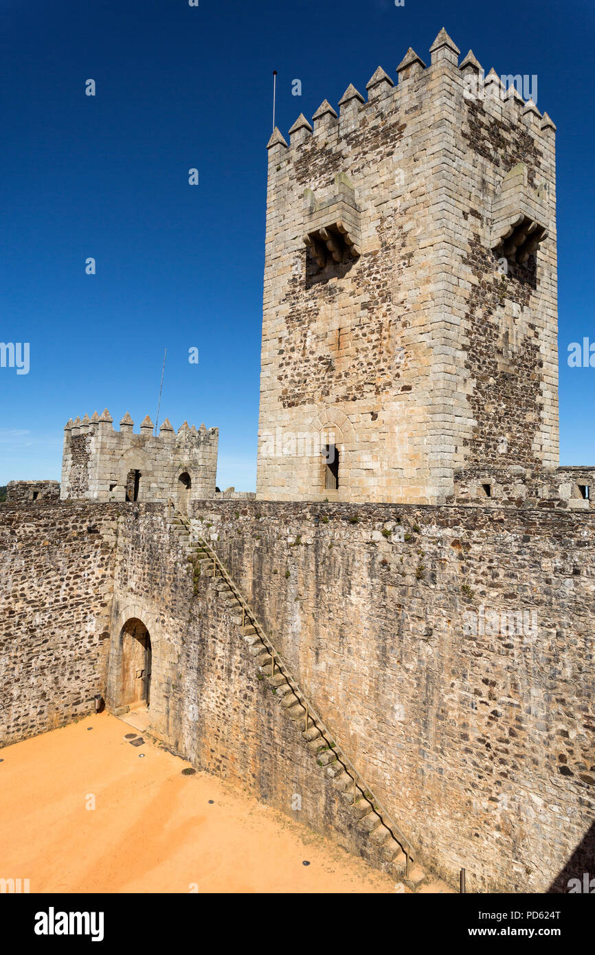 Vista del castello medievale all'interno di mura e mastio, costruita nel tardo XIII e inizi del XIV secolo da re Diniz, in Sabugal, Portogallo Foto Stock