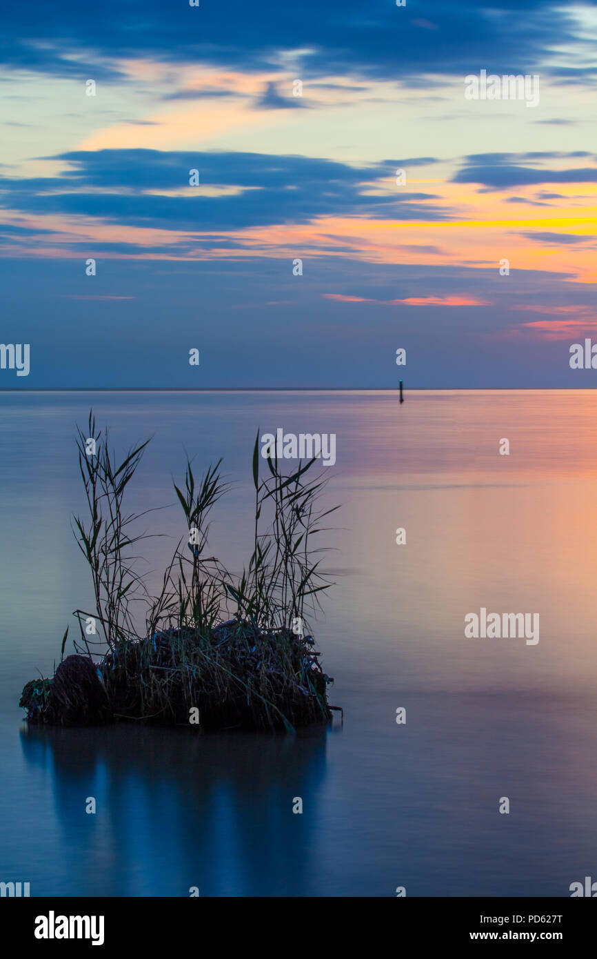 Tramonto sulla calma del Mar Baltico. La lettonia. Foto Stock