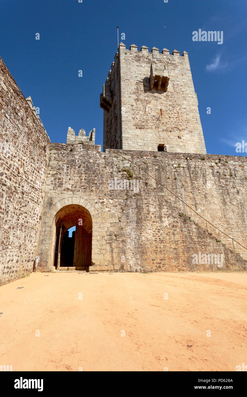 Vista del castello medievale all'interno di mura e mastio, costruita nel tardo XIII e inizi del XIV secolo da re Diniz, in Sabugal, Portogallo Foto Stock