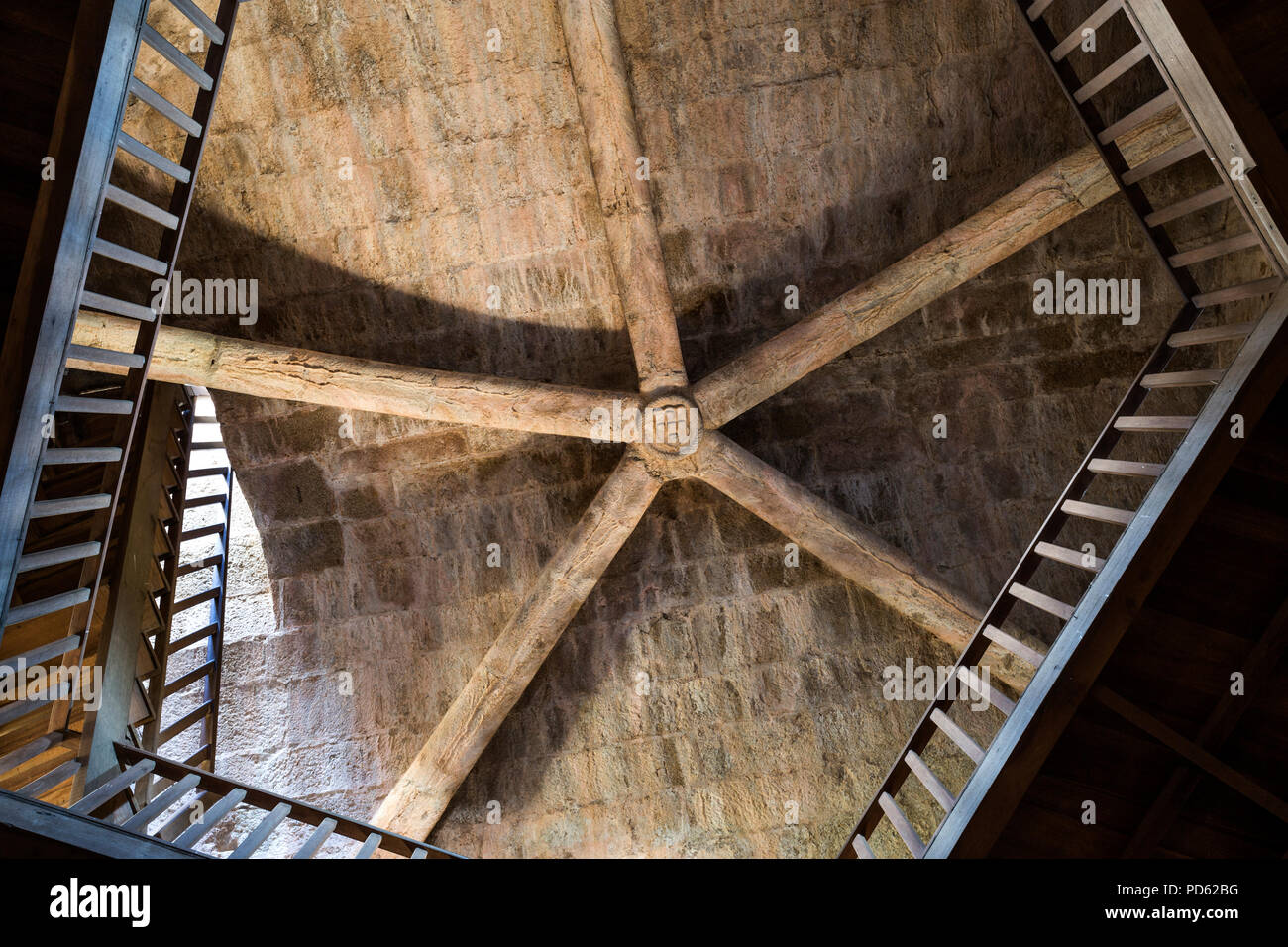 Vista la nervatura soffitto all'interno della torre mastio del castello medievale di Sabugal, Portogallo Foto Stock