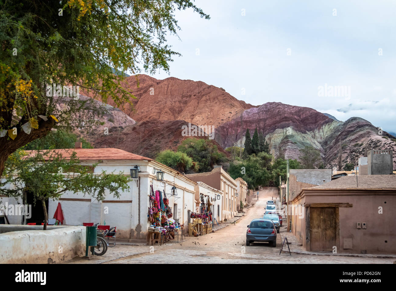 Purmamarca città con la collina dei Sette Colori (Cerro de los siete colores) sullo sfondo - Purmamarca, Jujuy, Argentina Foto Stock