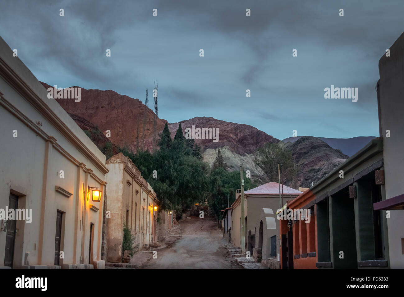 Purmamarca città di sera con la collina dei Sette Colori (Cerro de los siete colores) sullo sfondo - Purmamarca, Jujuy, Argentina Foto Stock