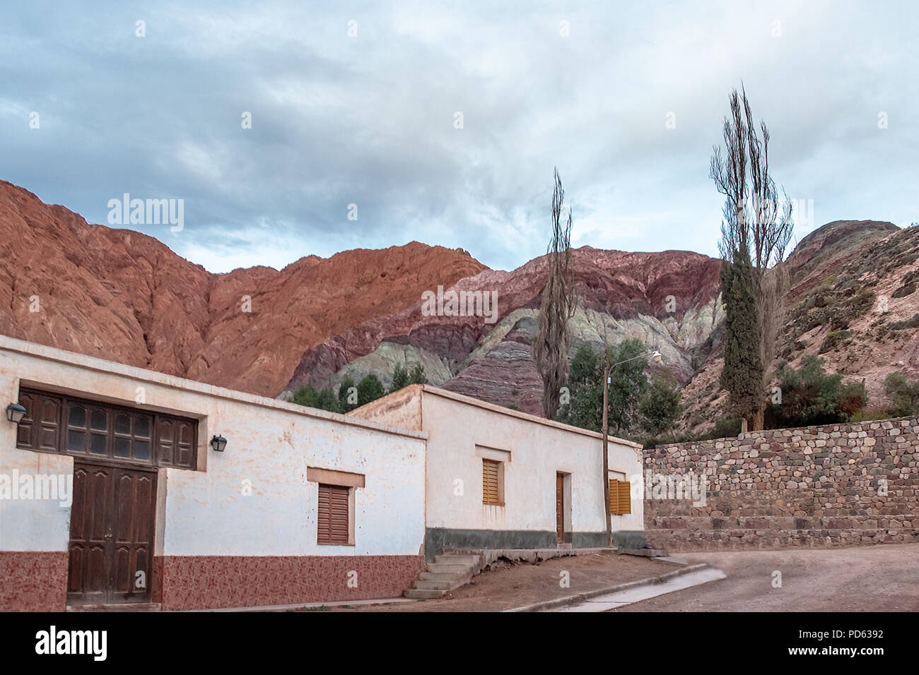 Purmamarca città con la collina dei Sette Colori (Cerro de los siete colores) sullo sfondo - Purmamarca, Jujuy, Argentina Foto Stock