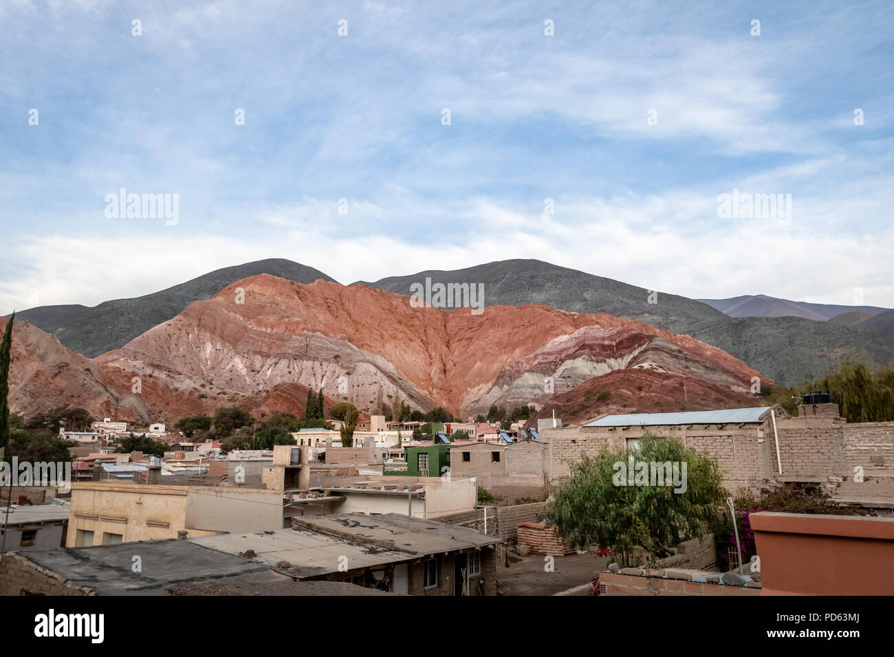 Colle di sette colori (Cerro de los siete colores) a Purmamarca town - Purmamarca, Jujuy, Argentina Foto Stock