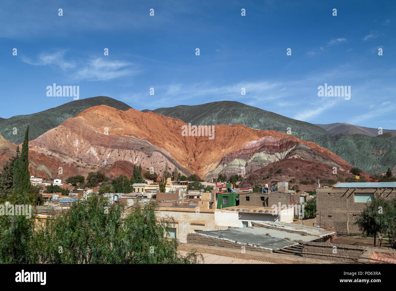 Colle di sette colori (Cerro de los siete colores) a Purmamarca town - Purmamarca, Jujuy, Argentina Foto Stock