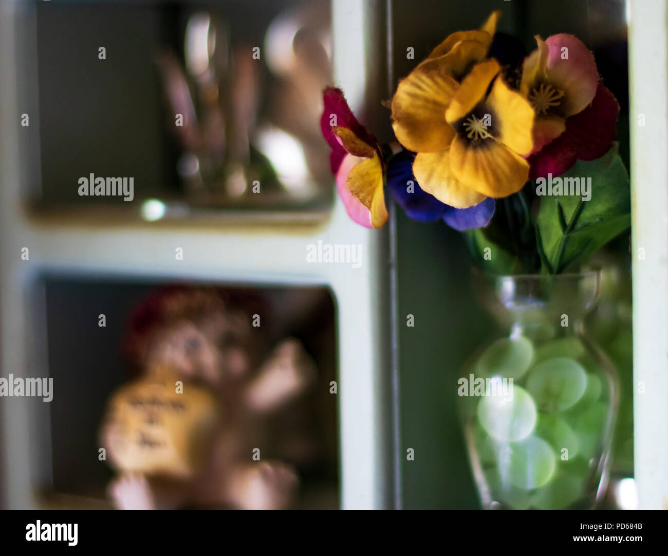 Mamme nicknack ripiano con fiori e animali in ceramica e bokeh di fondo Foto Stock