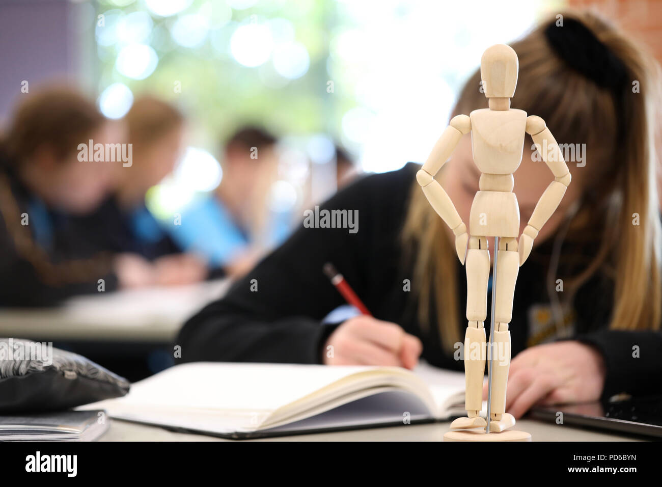 Arte visiva di alta scuola gli studenti lavorano da manichini in legno la pratica di disegno fugurante umana e la proporzione corretta. Gli artisti creativi del settore Foto Stock