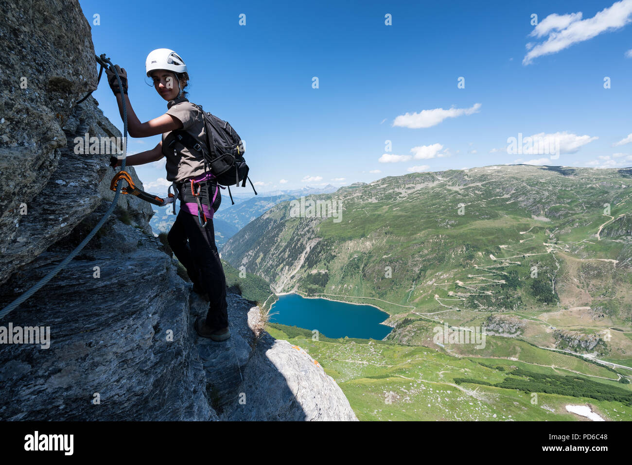 Sulla Via Ferrata Le Roc du Vent vicino a Lac de Roselend, Francia, Europa UE Foto Stock