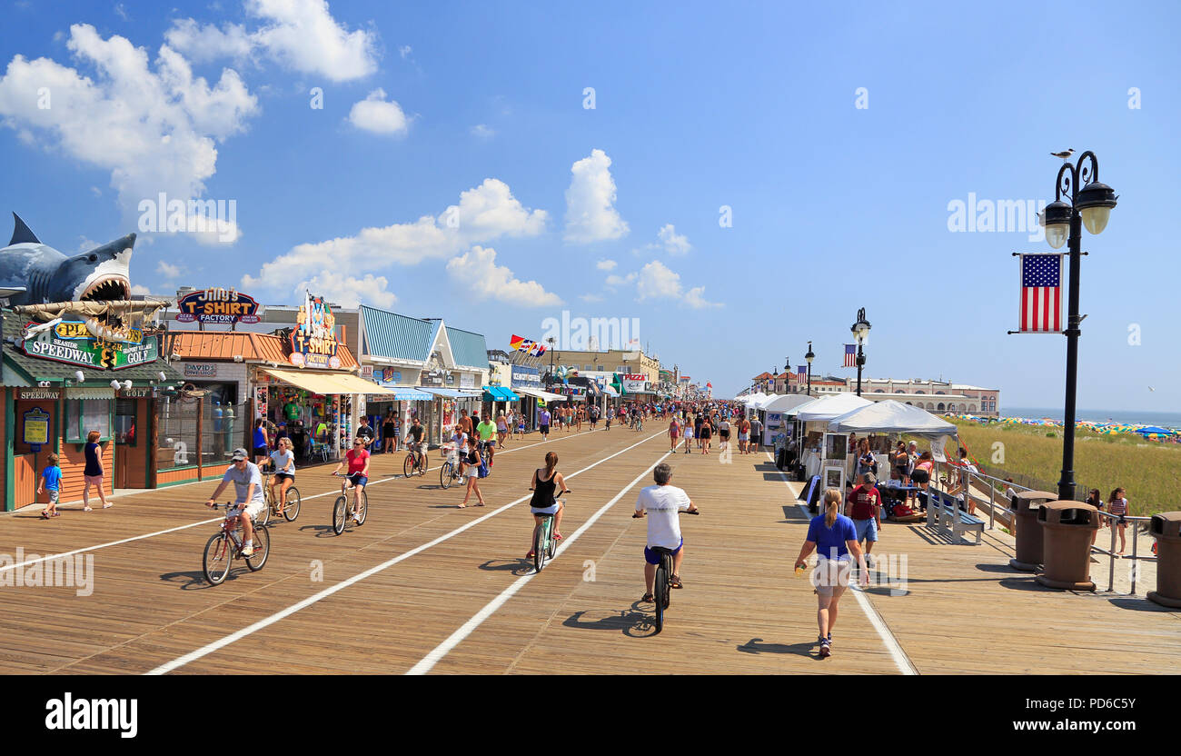 La gente a piedi e in mountain bike lungo la passerella a Ocean City, New Jersey, STATI UNITI D'AMERICA Foto Stock