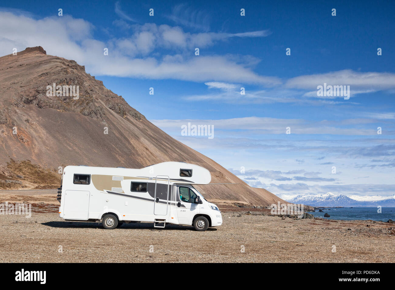 25 Aprile 2018: Sud Islanda - camper parcheggiato in una zona di riposo accanto all'anello stradale nel sud dell'Islanda Foto Stock