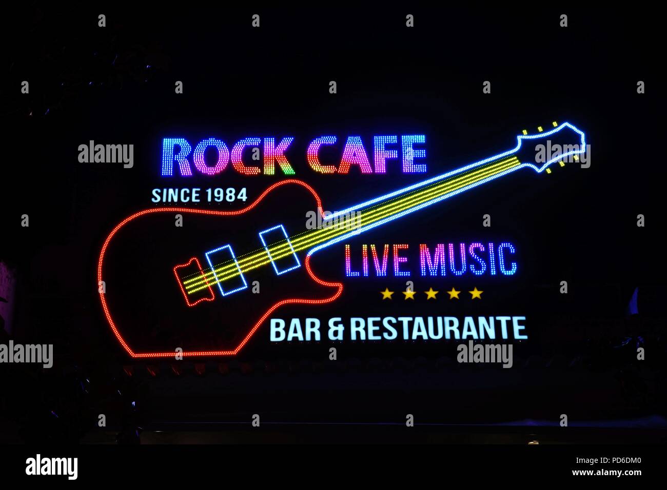 Rock cafe segno nella città vecchia di notte Albufeira, Portogallo, Europa. Foto Stock