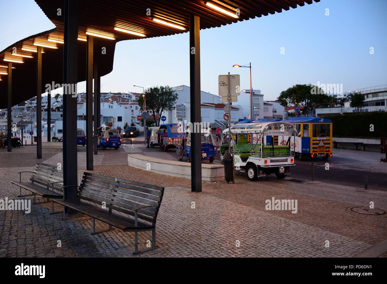 Taxi presso il Miradouro do Pau da Bandeira mirador al crepuscolo, Albufeira, Portogallo, Europa. Foto Stock