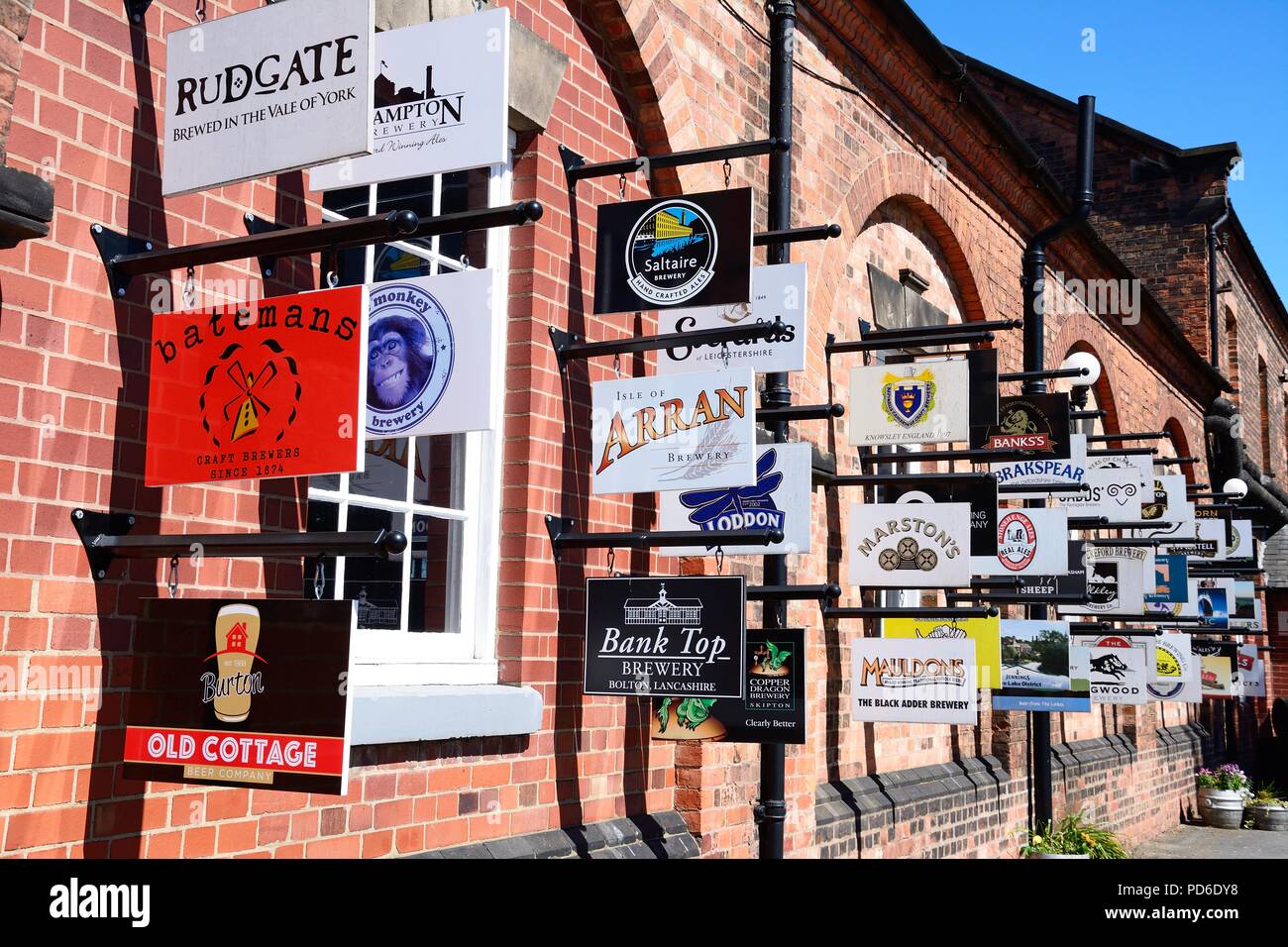 La fabbrica di birra e birra segni sulla parete al di fuori della fabbrica di birra nazionale Museo in Horninglow Street, Burton upon Trent, Staffordshire, Inghilterra, Regno Unito e Unione europea occidentale Foto Stock