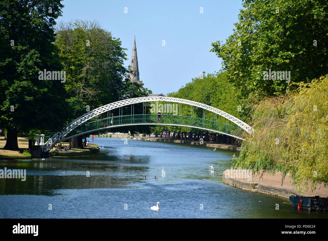 Vista del piede di un ponte sul Fiume Great Ouse fluente attraverso Bedford, Regno Unito Foto Stock