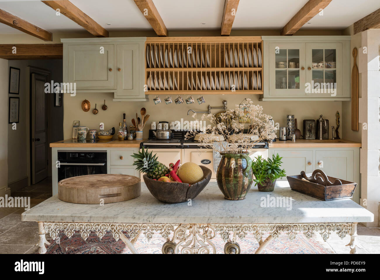 Targa di legno sopra rack AGA in verde dotata agriturismo cucina Foto Stock