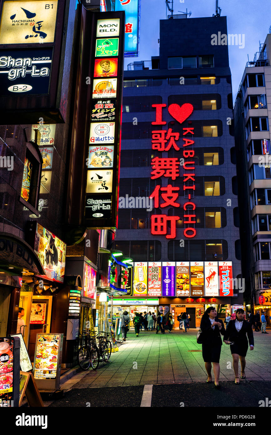 Giappone, isola di Honshu, Kanto, Tokyo, per le strade di notte di Kabuki-cho. Foto Stock