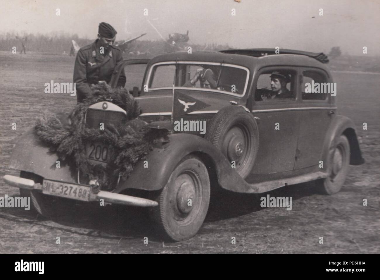 Immagine da l'album fotografico di Oberleutnant Oscar Müller di Kampfgeschwader 1: Leutnant Oscar Müller di 5./KG 1 viene raccolto dal suo aereo da un II./KG 1 personale auto in occasione del suo completamento 200 voli operativi. Dno Airfield, Russia, marzo 1942. Foto Stock