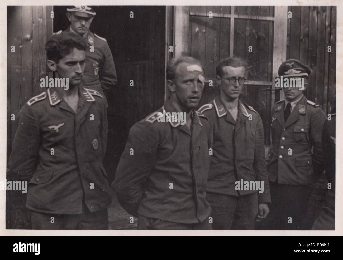 Immagine da l'album fotografico di Oberleutnant Oscar Müller di Kampfgeschwader 1: Il 27 giugno 1941 Junkers Ju 88A-5 V4+SU (Werk. No. 4296) 5./KG 1, è stato segnalato come perso durante una missione a Riga. Unteroffizier Friedrich Leibold (aria Gunner) è stato ucciso in azione ma il resto dell'equipaggio, pilota Oberfeldwebel Agosto Wiese (in centro con la testa fasciata), osservatore Feldwebel Martin affrettare (sulla sinistra) e l'operatore radio Unteroffizier Armin Wuigk (con occhiali), tornato in otto giorni. Qui l'equipaggio hanno appena cambiato in fresco e le uniformi e stanno parlando al Luftwaffe ufficiali. Foto Stock