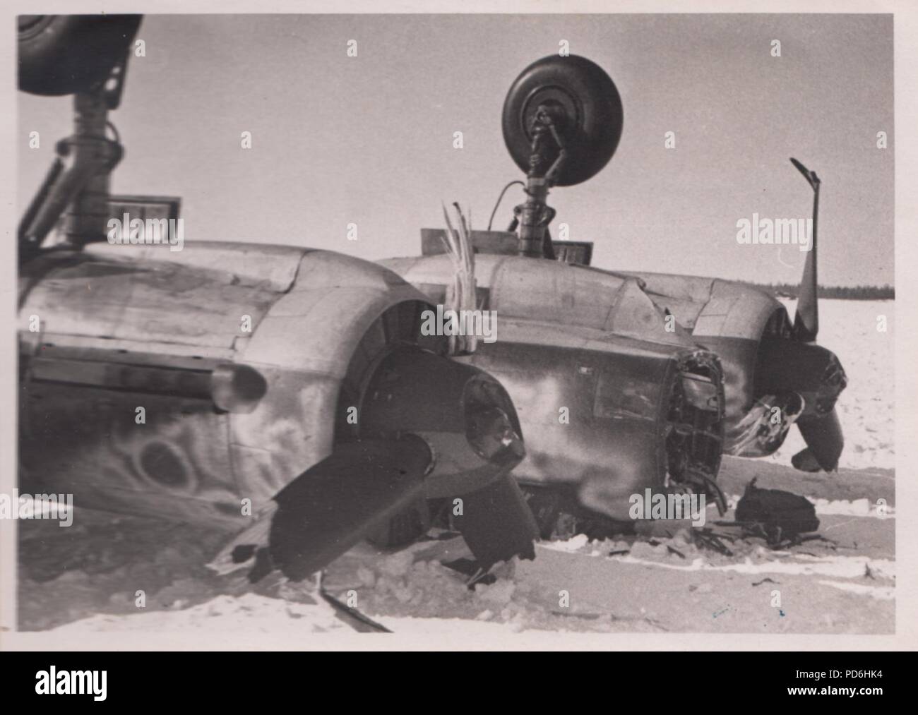 Immagine da l'album fotografico di Oberleutnant Oscar Müller di Kampfgeschwader 1: Junkers Ju 88 A-4 V4+EN (Werk Nr. 3543)-massa avvolto in cattive condizioni meteo il 13 marzo 1942. Tali incidenti potrebbe essere fatale per qualsiasi suo equipaggio strizzata nel pozzetto del Ju 88 e in questa occasione operatore Radio Obergefreiter Hans Lemke è stato ucciso quando il velivolo rovesciato durante un non-operativo di volo. Foto Stock