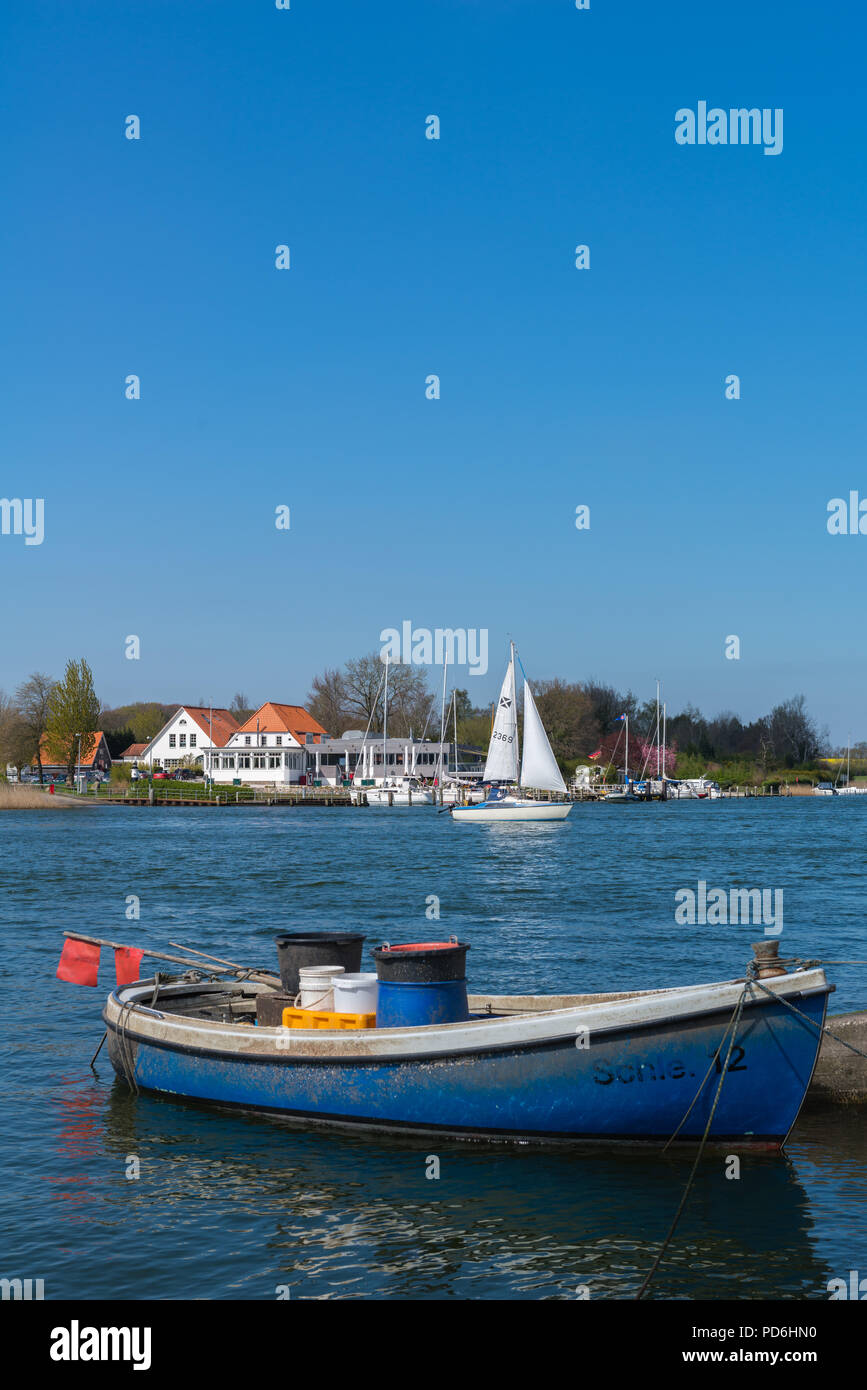 Schlei Fjord, Schlei traghetto, open barca da pesca, collegando i paesaggi di Schwansen e Angeln, Missunde, Schleswig-Holstein, Germania, Europa Foto Stock