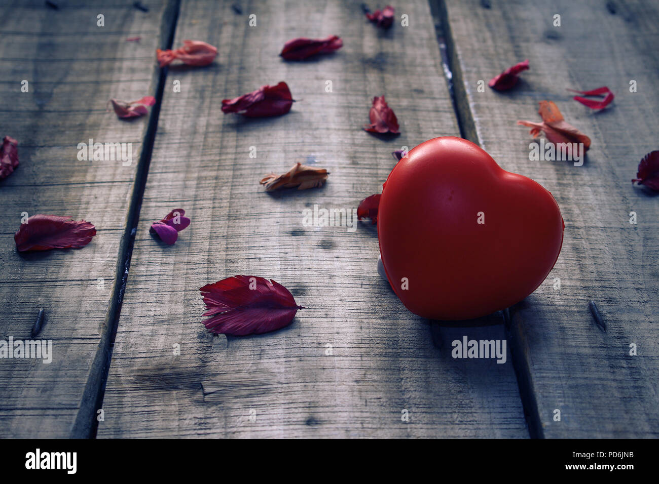 Cuore e rosa secca decorateon piastra di legno per amore come tema. Foto Stock