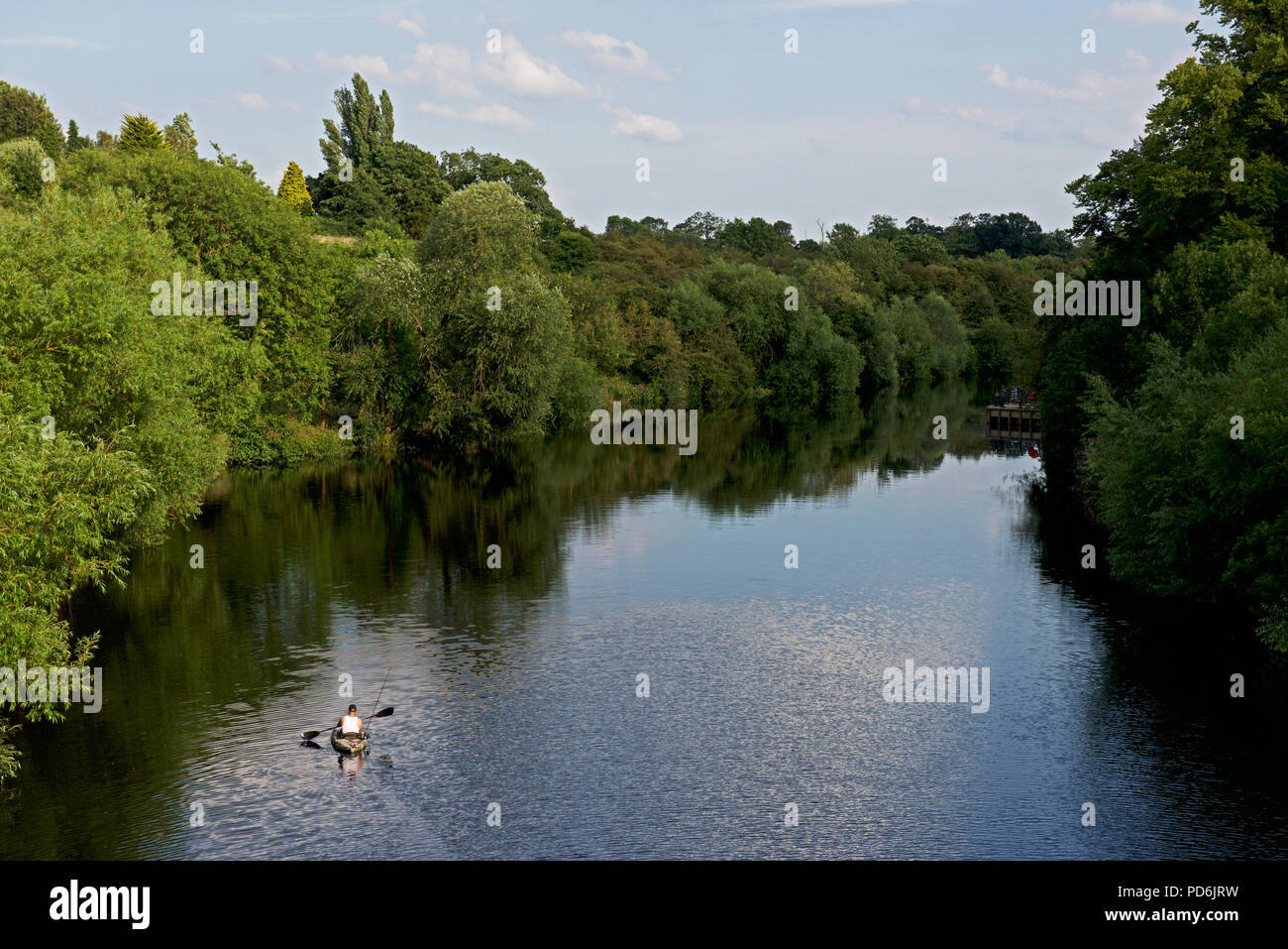 Uomo in kayak gonfiabili sul Fiume Tees, Yarm, North Yorkshire, Inghilterra, Regno Unito Foto Stock