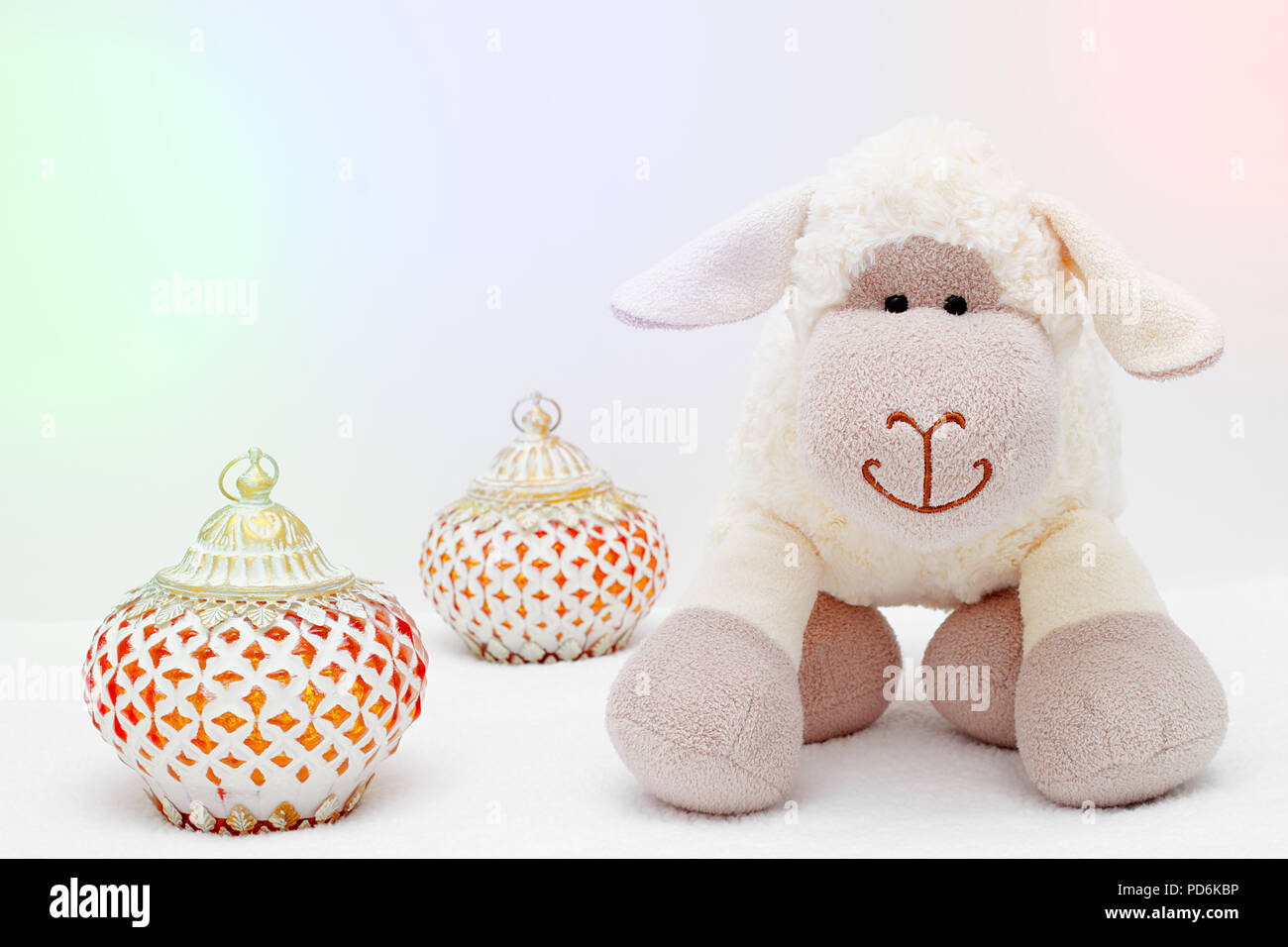 Biglietto di auguri su sfondo bianco. L'Eid Al Adha sacrificio festival, arabe islamiche candela e pecore. Foto Stock