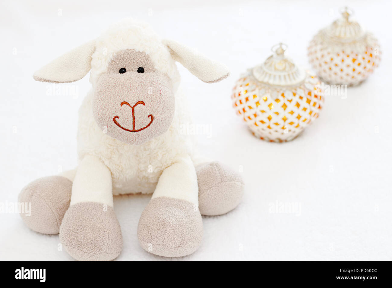 Biglietto di auguri su sfondo bianco. L'Eid Al Adha sacrificio festival, arabe islamiche candela e pecore. Foto Stock