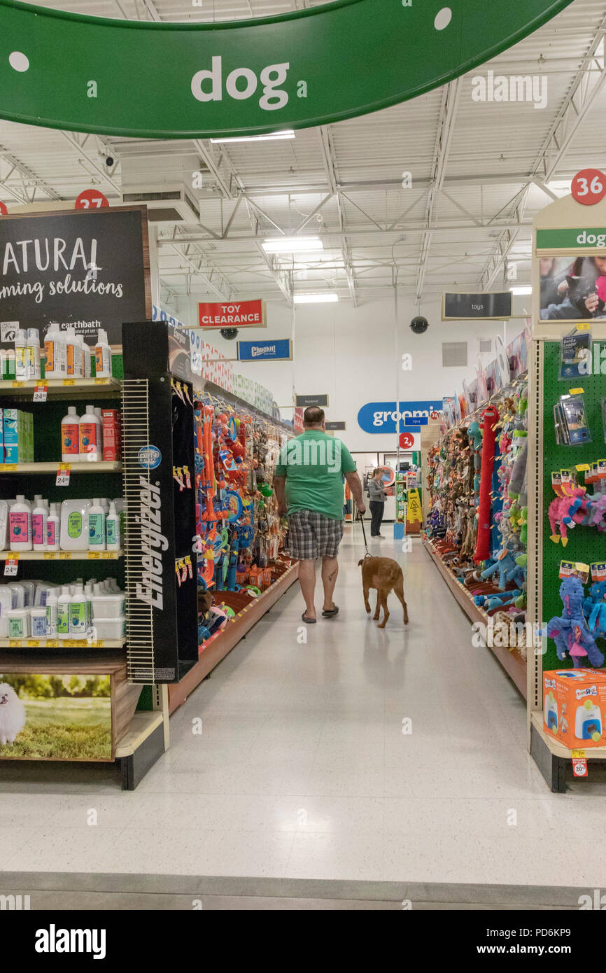 I clienti di cane Giocattolo corsia, PetSmart pet store, Kennewick, Washington, Stati Uniti d'America Foto Stock