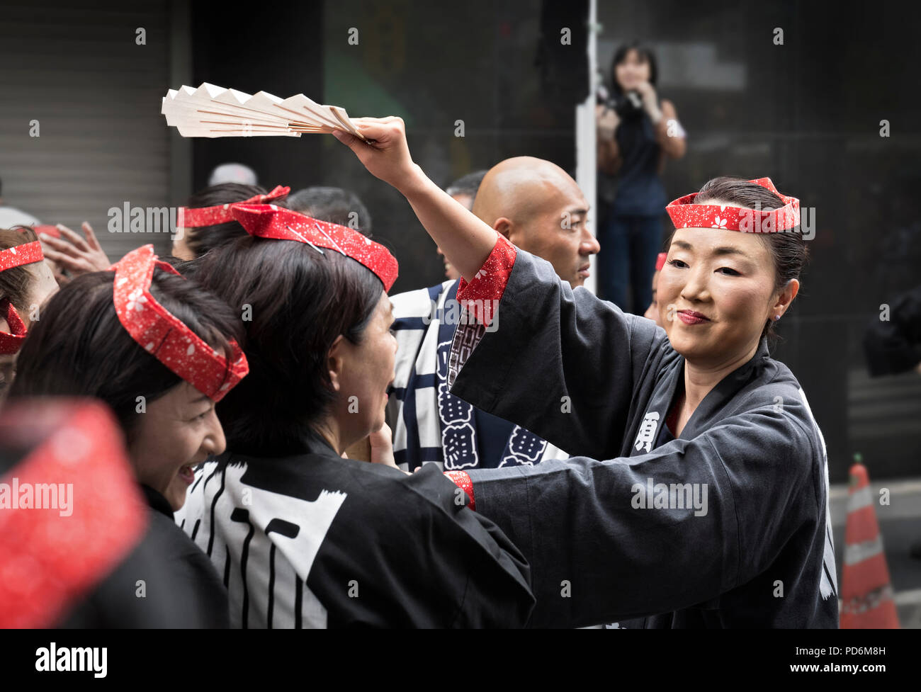 Giappone, isola di Honshu, Kanto, Tokyo, il Kanda Matsuri, le donne che trasportano un mikoshi. Foto Stock