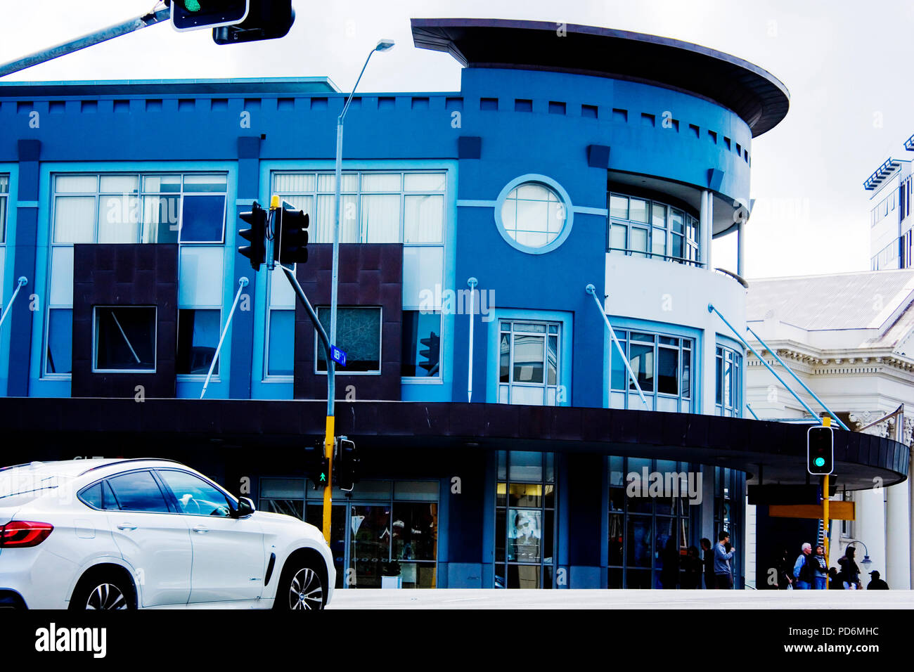 Il CBD di occupato che mostra una guida e auto edificio blu a Auckland su Queen Street Foto Stock