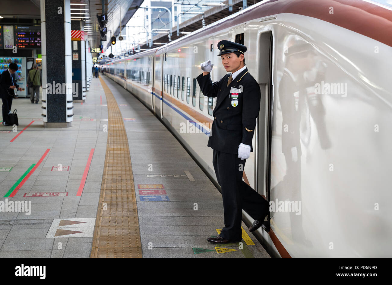 Giappone, isola di Honshu, Kanto, Tokyo, dalla stazione ferroviaria centrale di Tokyo, treno rapido, Shinkansen. Foto Stock
