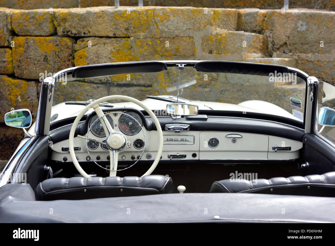 Mercedes 190 SL 2 Roadster porta auto classica passando attraverso il villaggio sul mare di Mousehole,Cornwall,l'Inghilterra,UK Foto Stock