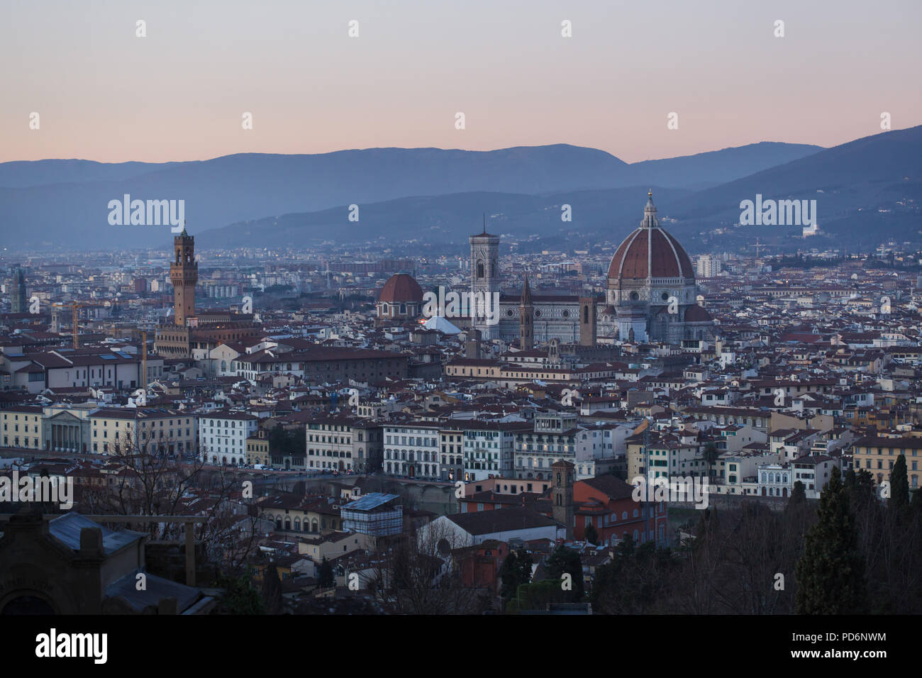 Cattedrale di Firenze (Duomo di Firenze) e il Campanile di Giotto (Campanile di Giotto) in aumento oltre i tetti di tegole del centro cittadino di Firenze nella foto al tramonto dal Piazzale Michelangelo a Firenze, Toscana, Italia. La torre di Palazzo Vecchio e la Cupola della Cappella dei Principi (Cappella dei Principi) della Cappella dei Medici sono visibili nella vista panoramica a sinistra, mentre la torre del Museo Nazionale del Bargello è vista in primo piano di fronte al Duomo di Firenze. Foto Stock