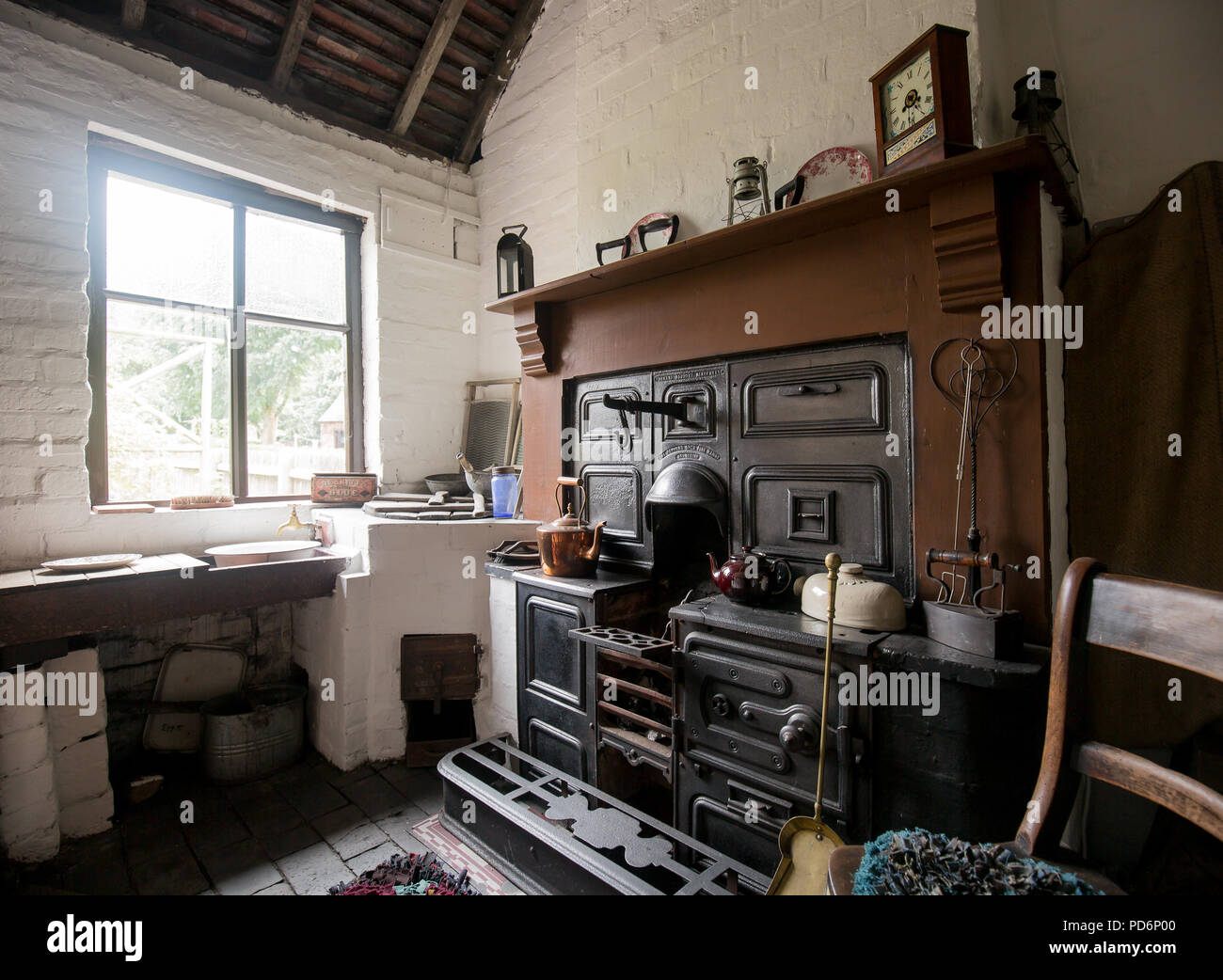Atmosferica shot interiore della cucina in una casa databili intorno al 1915, situato nei giardini del Black Country Living Museum, Dudley. Foto Stock