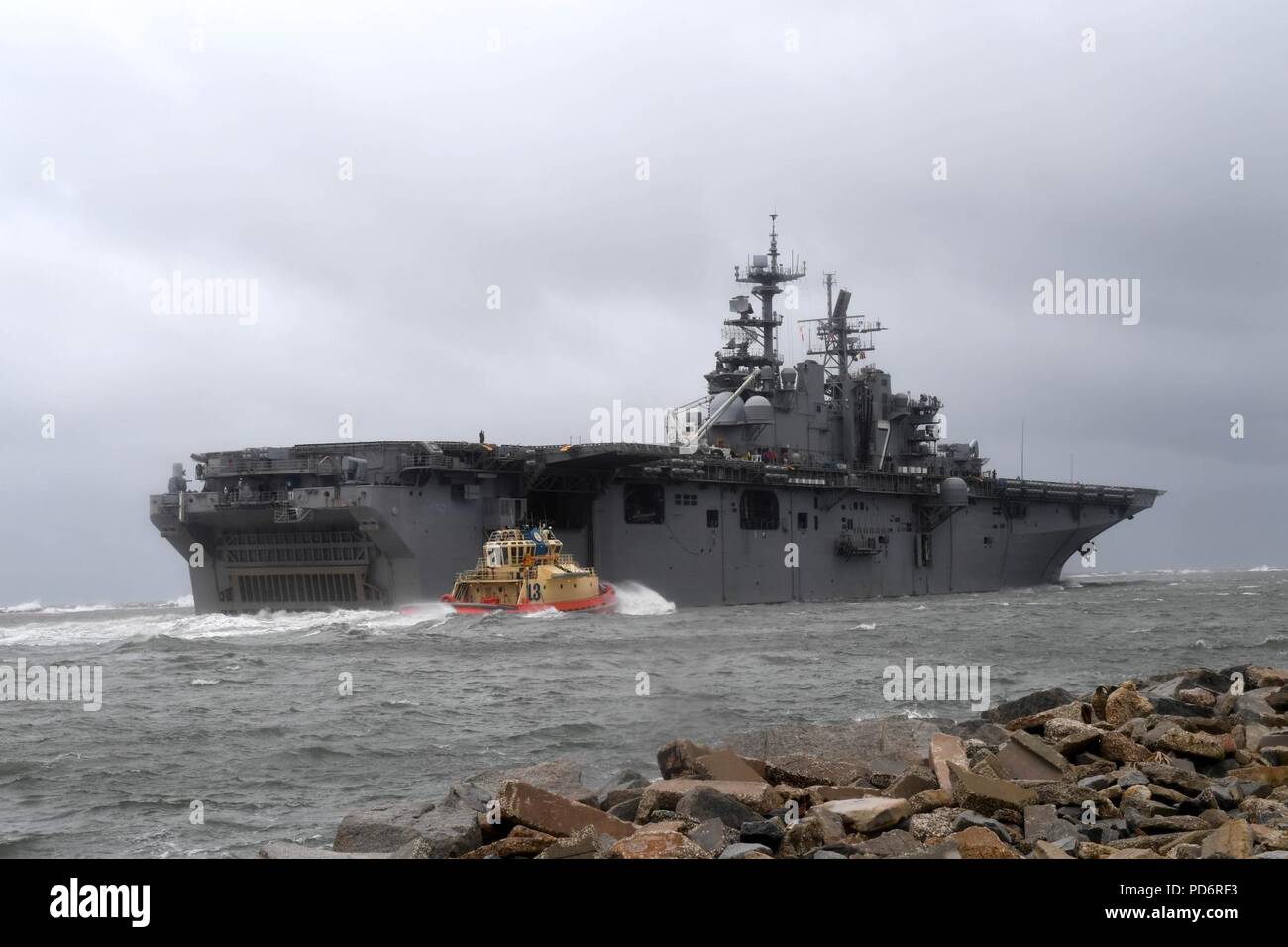 Assalto anfibio nave USS Iwo Jima (LHD 7) si diparte Naval Station Mayport in preparazione di uragano di Matteo arrivo su della Florida costa orientale. Foto Stock