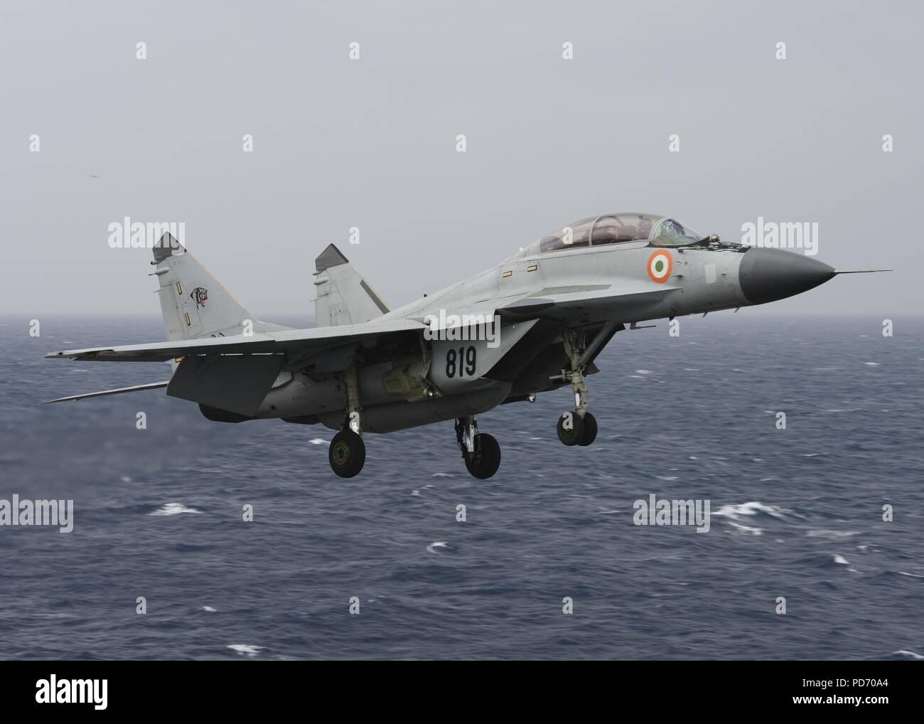 Un Marina indiana MIG-29K fulcro vola sopra la portaerei USS Nimitz CVN (68) durante l'esercizio Malabar 2017. Foto Stock