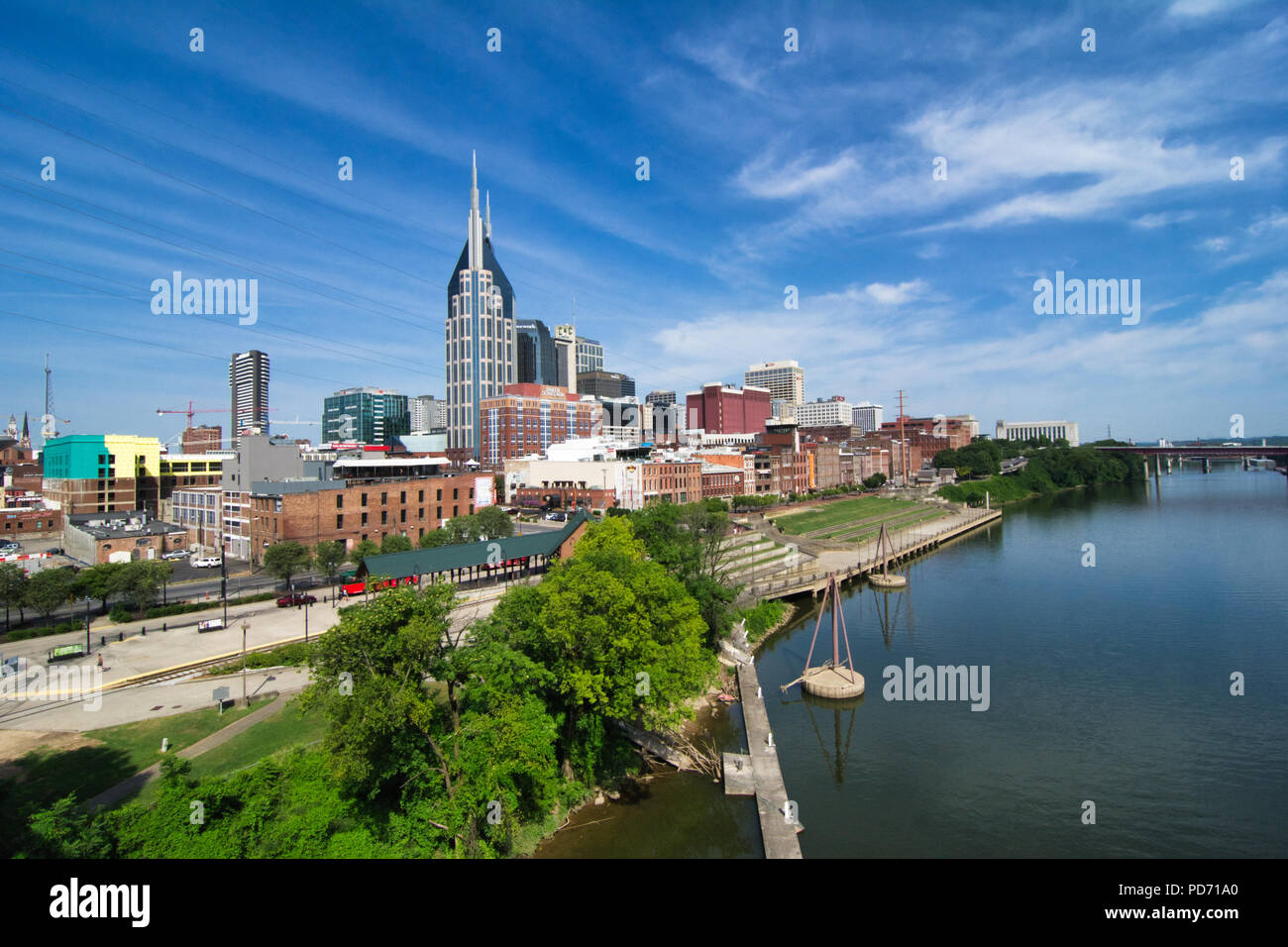 Nashville, Tennessee skyline contro un bel cielo azzurro. Foto Stock