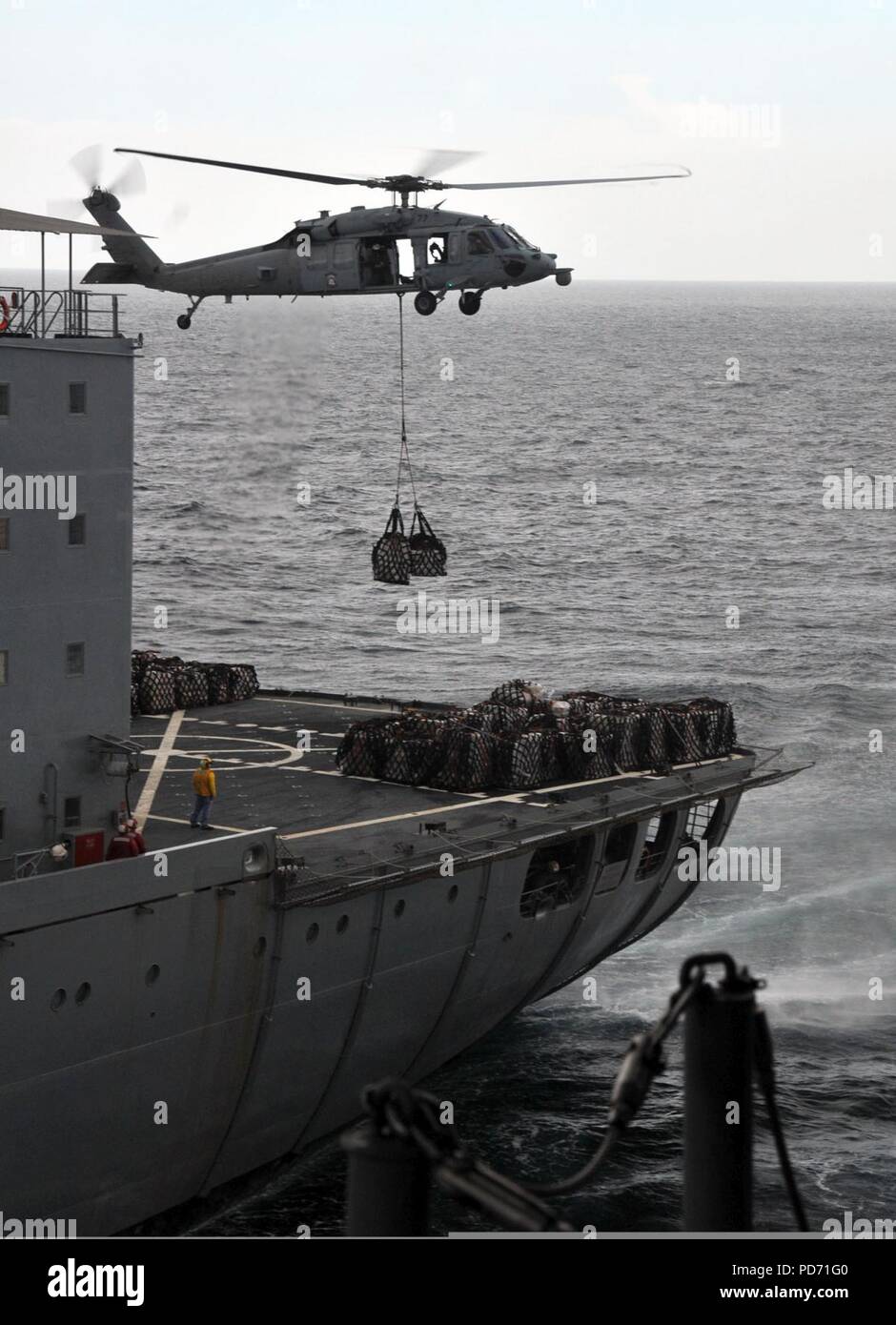 Un MH-60 Seahawk transfer in elicottero le forniture dalla flotta oliatore di rifornimento USNS Rappahannock (T-AO 204) all'assalto anfibio nave USS Boxer (LHD 4) durante un modo sotto il rifornimento nel Pacifico Foto Stock
