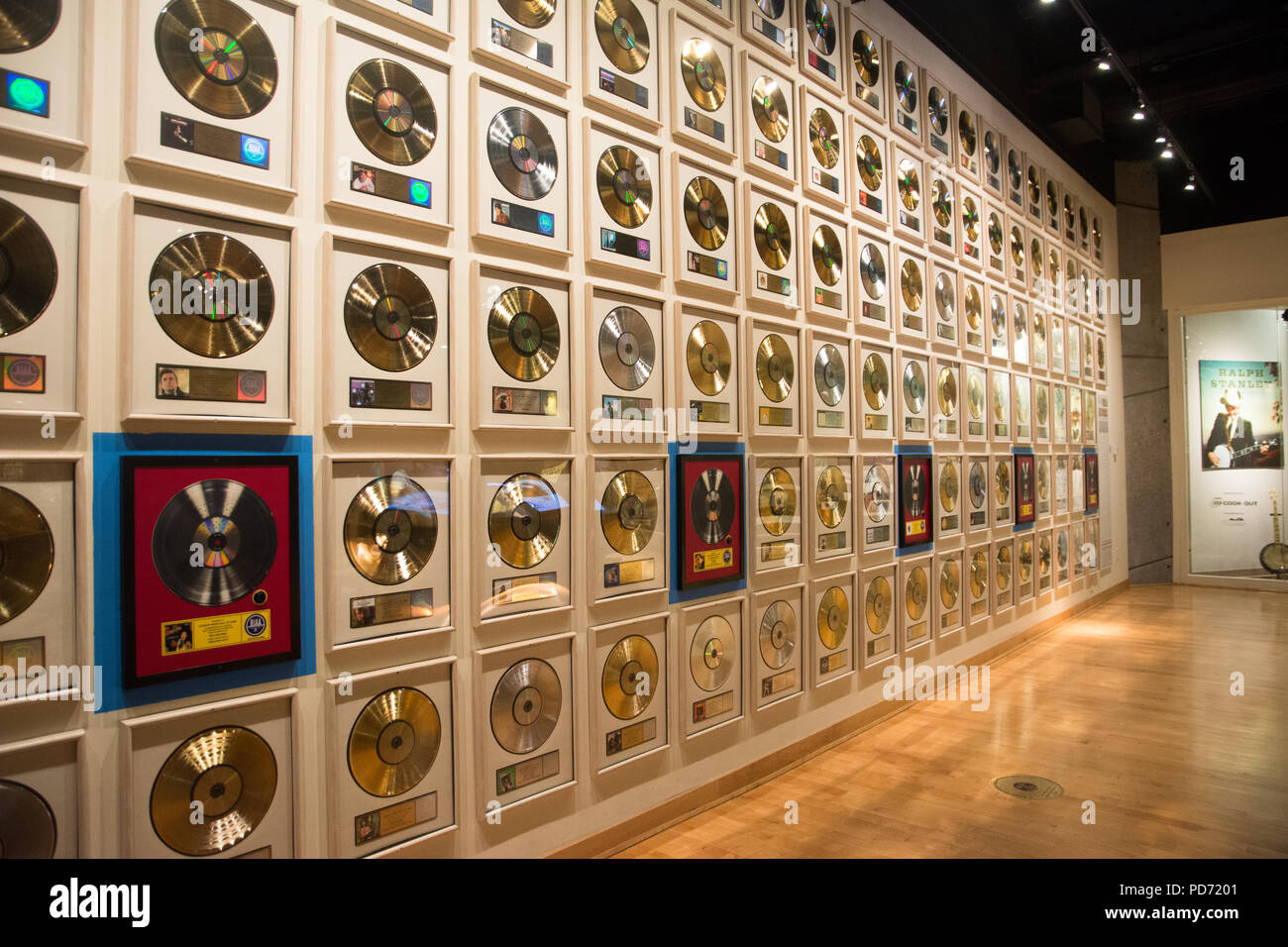 Una parete di oro i record presso il Country Music Hall of Fame, Nashville, Tennessee, Stati Uniti d'America Foto Stock