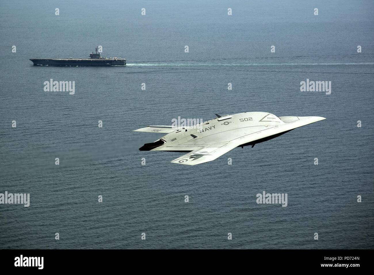 Un X-47B Unmanned Combat Air System demonstrator vola vicino la portaerei USS George H.W. Bush. Foto Stock