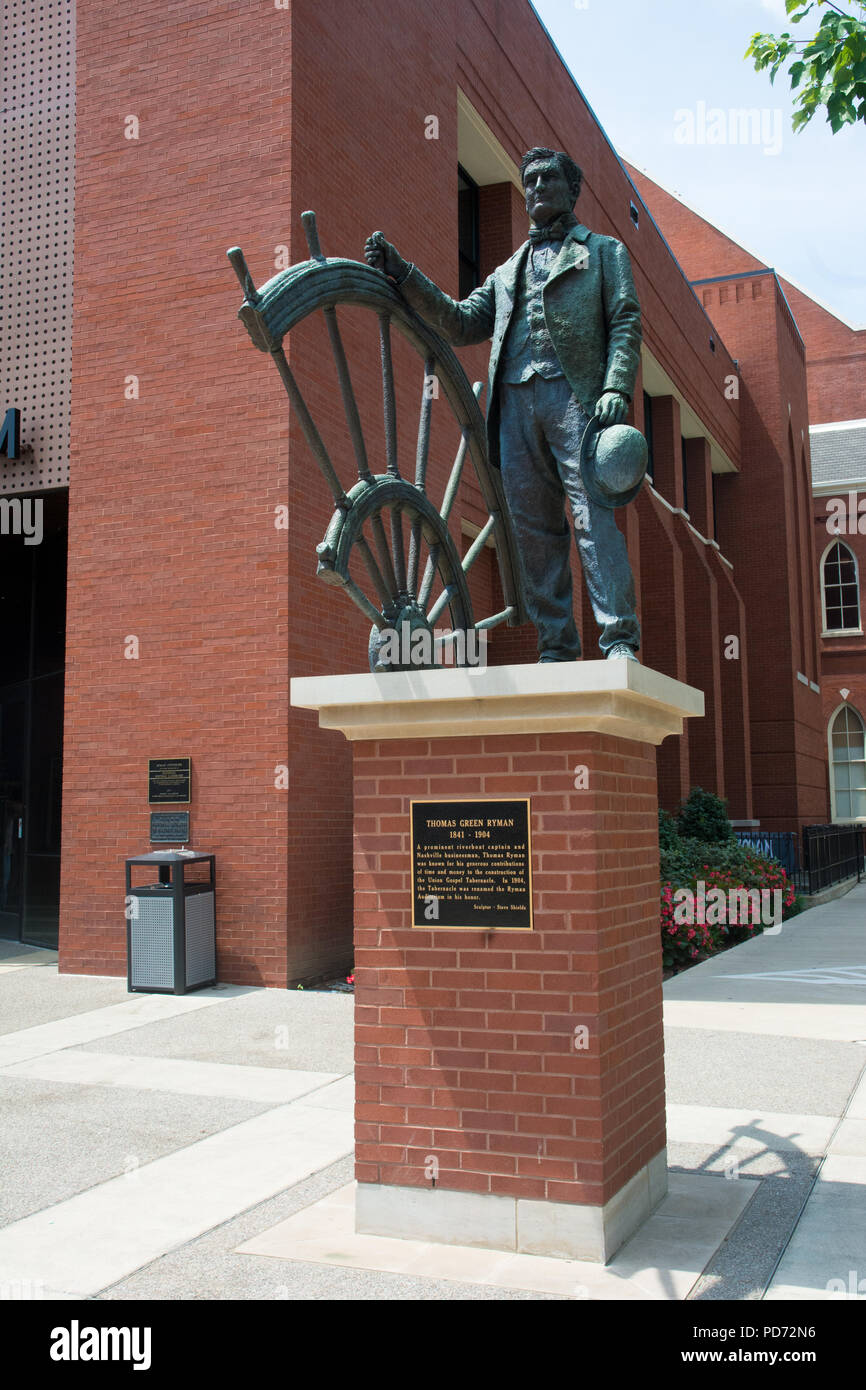 Statua di bronzo di riverboat capitano Thomas Ryman fuori il Ryman Auditorium di Nashville, Tennessee, Stati Uniti d'America Foto Stock