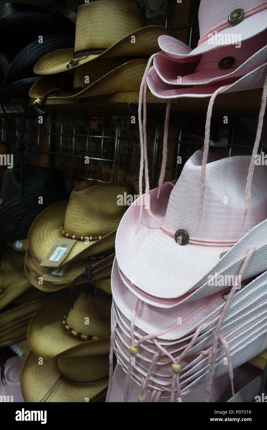 Pile di cappelli da cowboy in vendita in un negozio di cappello a Nashville, Tennessee, Stati Uniti d'America Foto Stock