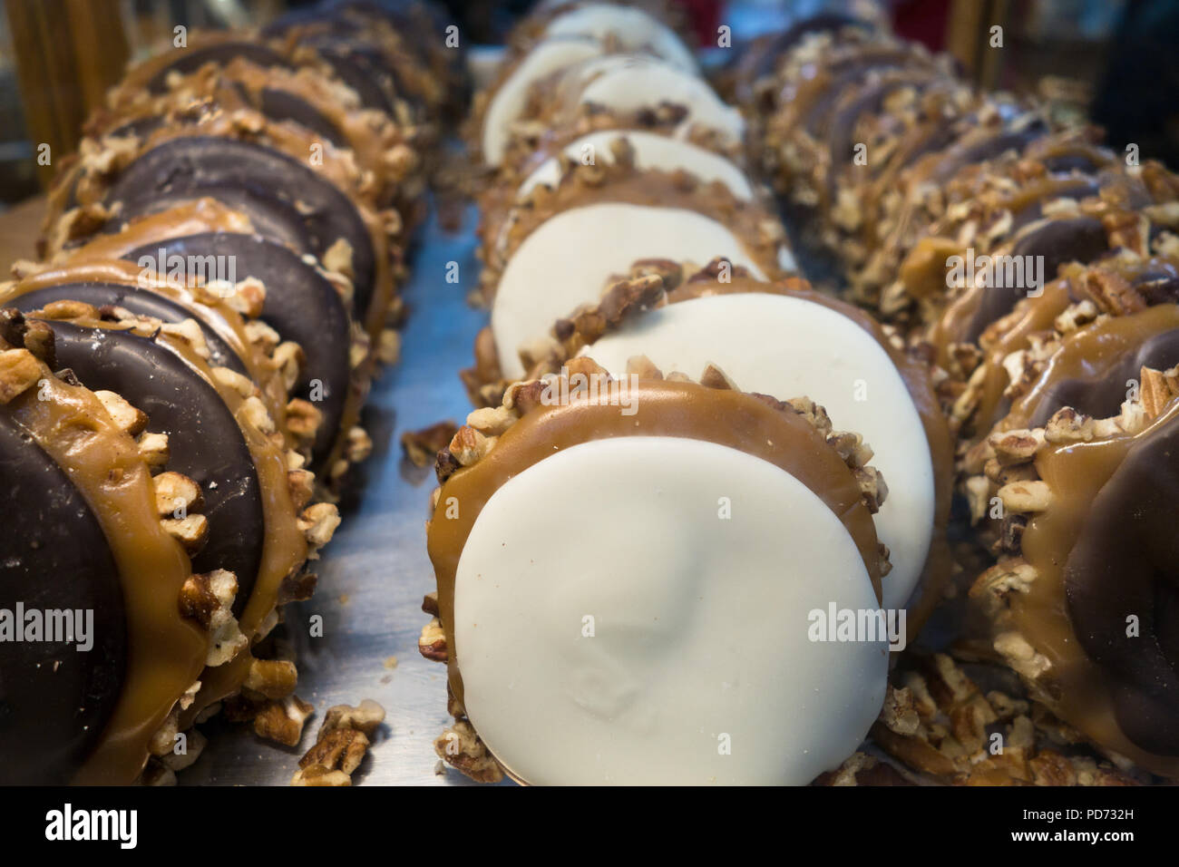 Decadente ricoperta di cioccolato caramelle sul display in un negozio Foto Stock