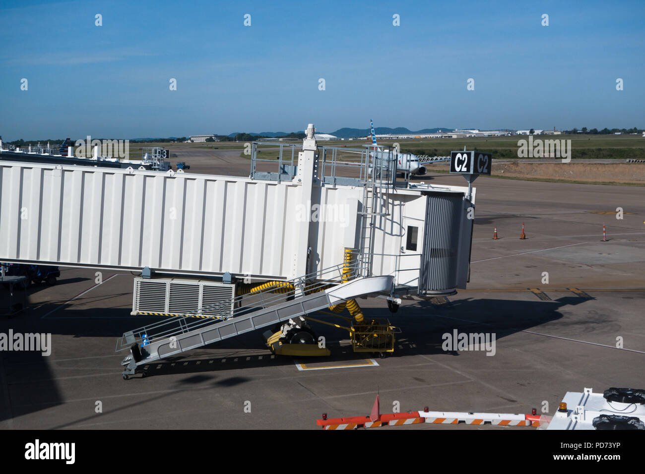 Ponte aereo è la passerella per aereo per i passeggeri. Ponte aereo consente ai passeggeri di entrare o lasciare il piano. Nashville International Air Foto Stock