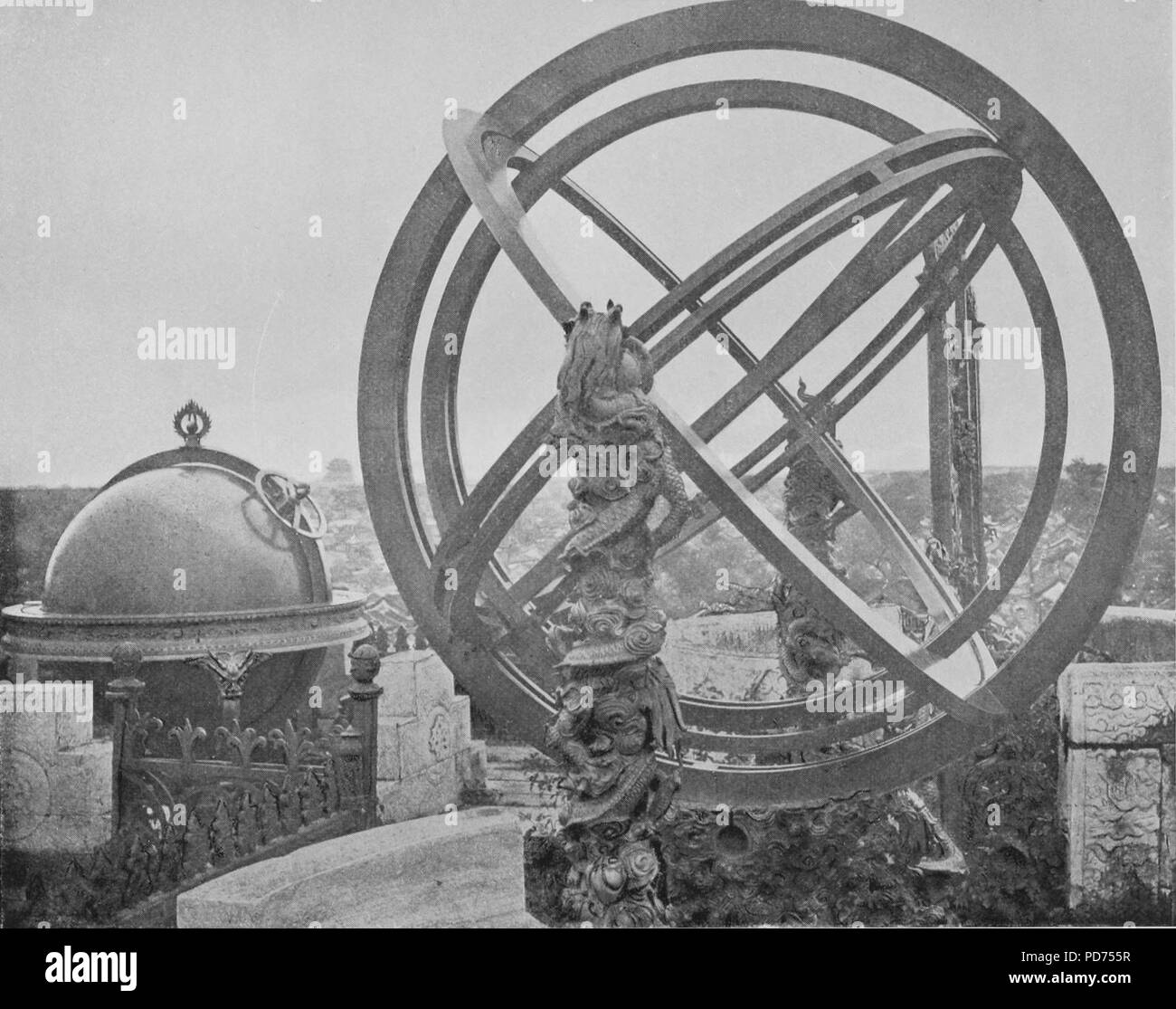 Antichi strumenti astronomici sulla parete di Pechino. Foto Stock