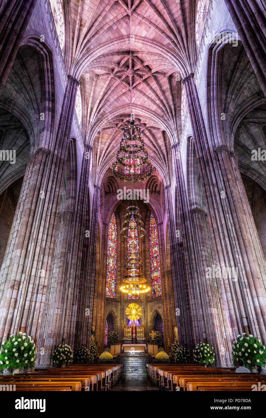 Maestoso interno del tempio Expiatorio a Guadalajara, Jalisco, Messico. Foto Stock