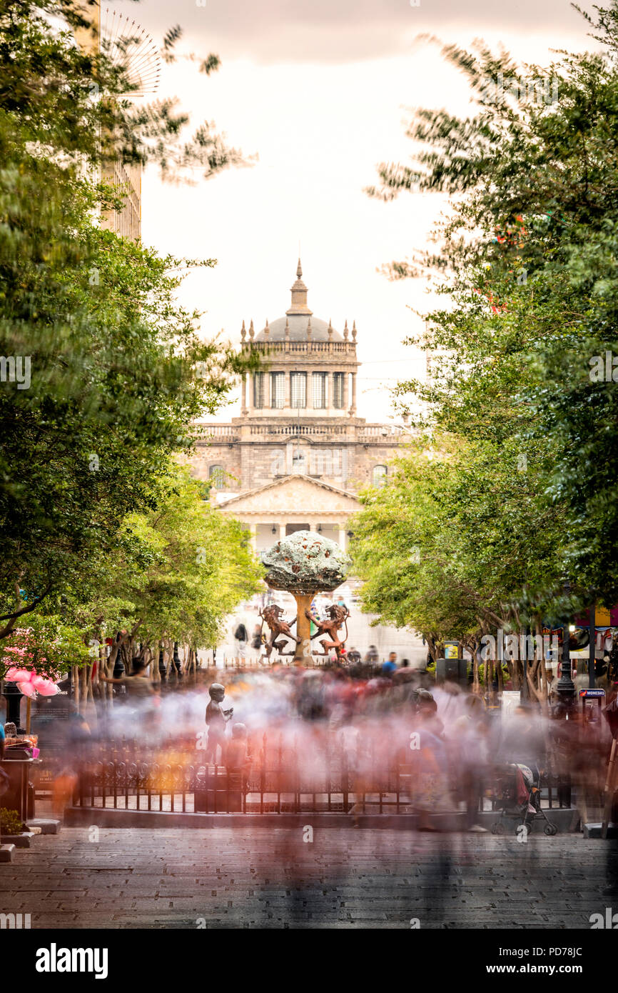 La Folla di passeggiare lungo la Plaza Libertadores a Guadalajara, Messico. Foto Stock