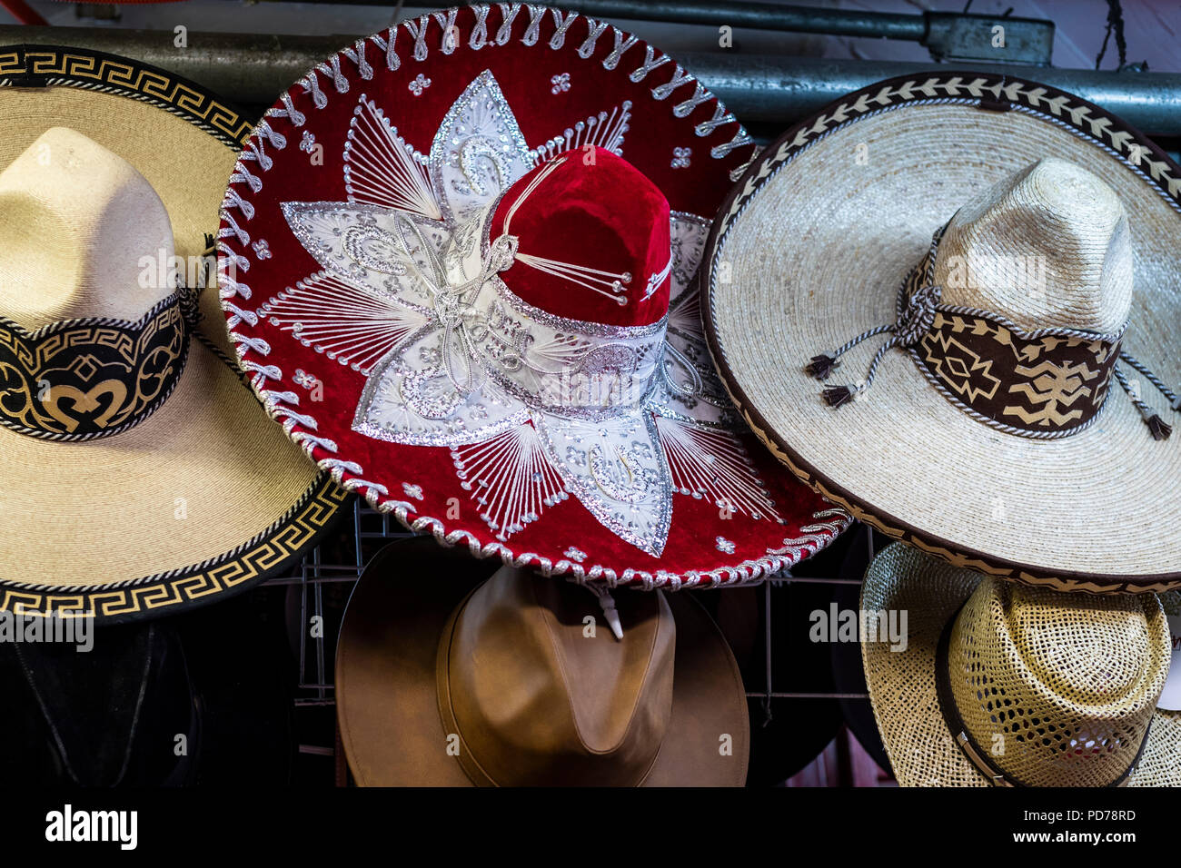 Sombreros messicani in San Juan de Dios mercato di Guadalajara, Messico. Foto Stock